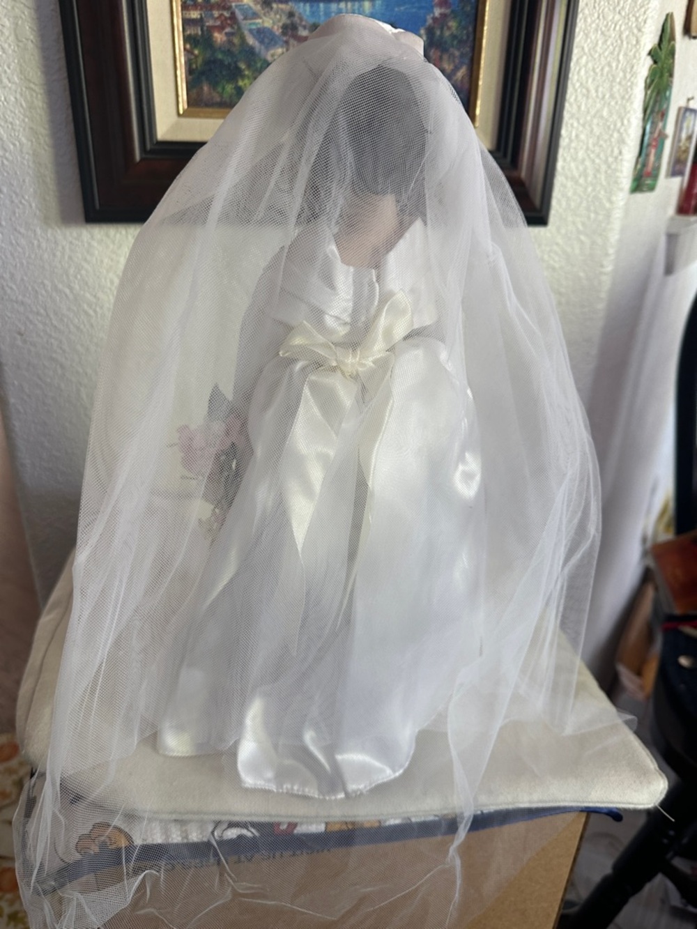 Royalton Collection - Jacqueline 1960s Porcelain Bride Doll in White Satin Gown - Picture 8 of 9
